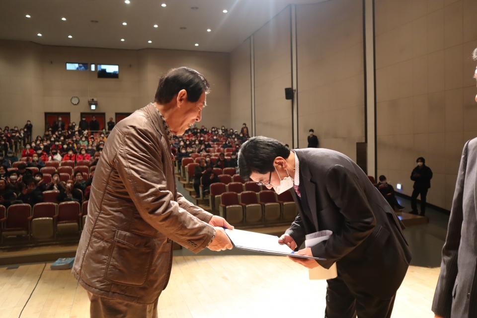 향수신협 이사장 선거 윤석재(오른쪽) 당선자가 당선증을 받고 있다.