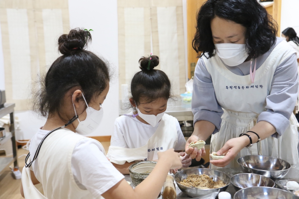 추석 연휴를 앞두고 18일 옥천전통문화체험관에서 꽃송편 만들기 교실이 열렸다.